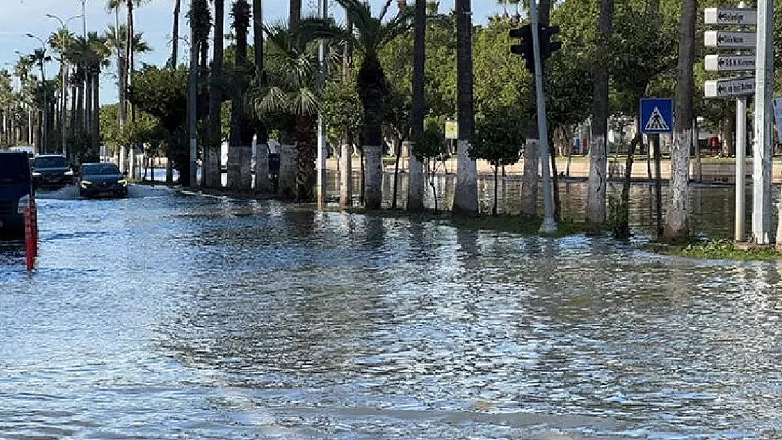 Deprem sonrası deniz seviyesi yükseldi: Sokaklar suya gömüldü! Son dakika görüntüler geldi