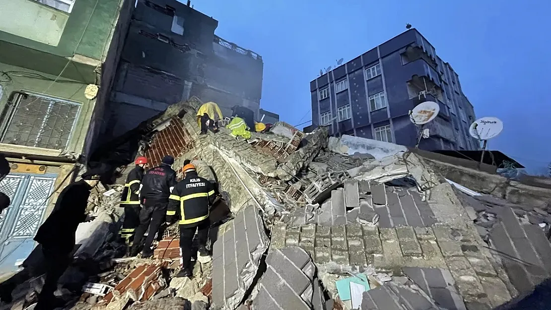 Deprem uykuda yakaladı! 7.4 şiddetindeki depremde son dakika 'An itibariyle 284 ölü, 2 bin 323 yaralı var'