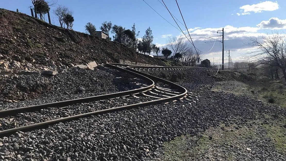 Depremin acı raporu paylaşıldı! Fay kırılması ile yollar ve tren rayları kayarak yer değiştirdi!