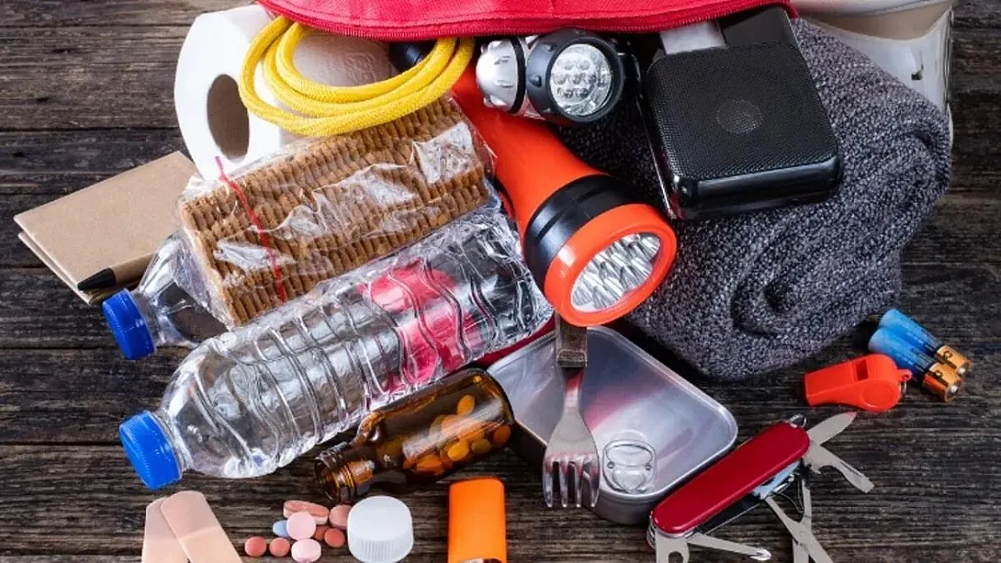 Depremlere karşı en önemli tedbir olan deprem çantası içinde olması gerekenler!