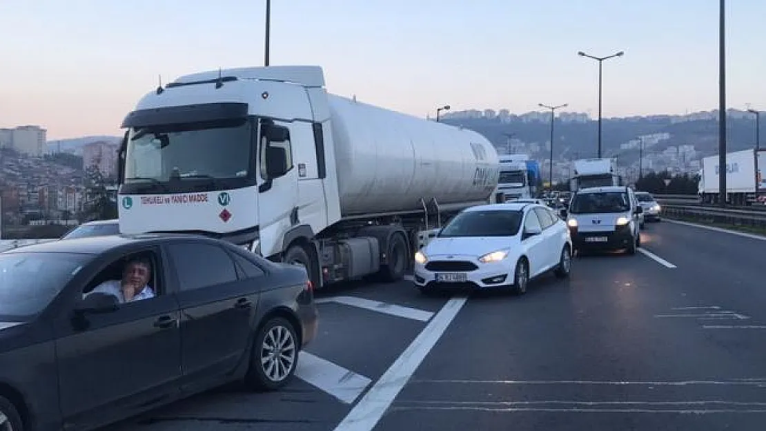 Devrilen tır otoyolda ulaşımı aksattı