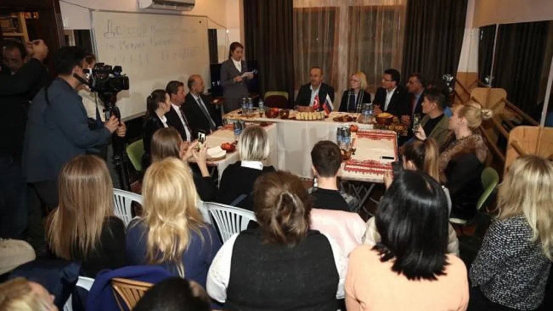Dışişleri Bakanı Çavuşoğlu, dizi setini ziyaret etti