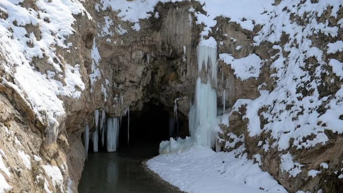 Diyadin Kanyonu'nda 30 metrelik buz sarkıtları