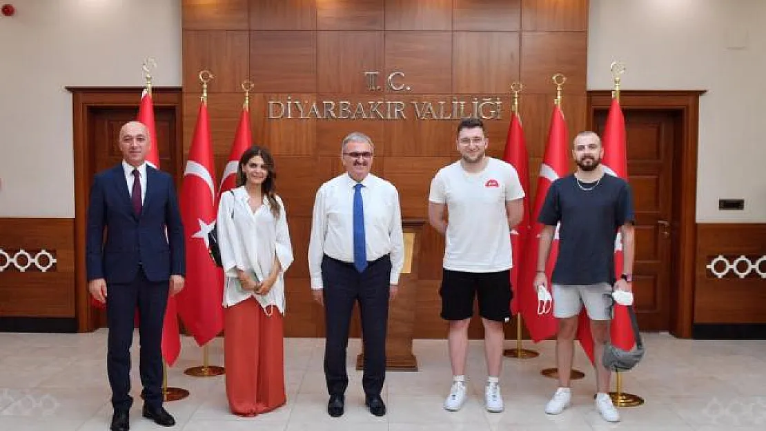 Diyarbakır Valisi dahil ziyarete gelenler maskelerini takmadılar!