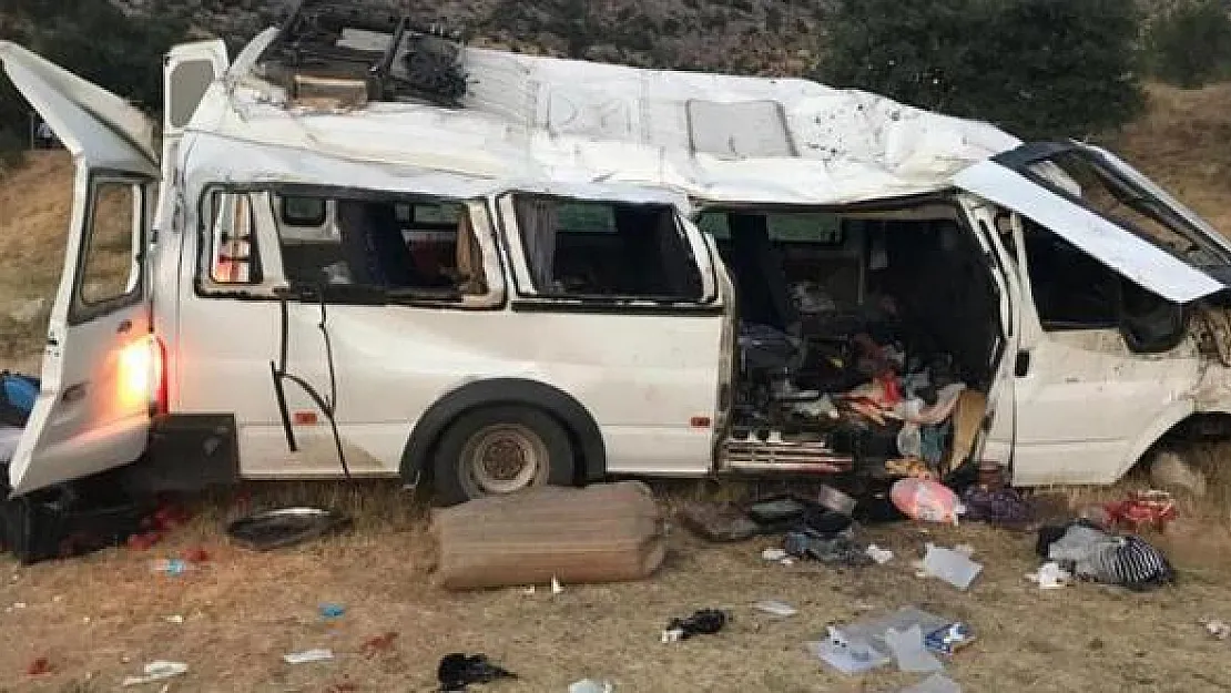 Diyarbakır'da minibüs devrildi! Ölü ve yaralılar var!