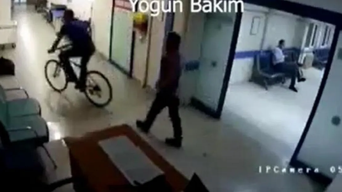 Doktor hastane koridorunda sürdüğü bisikletiyle ameliyathaneye girdi!