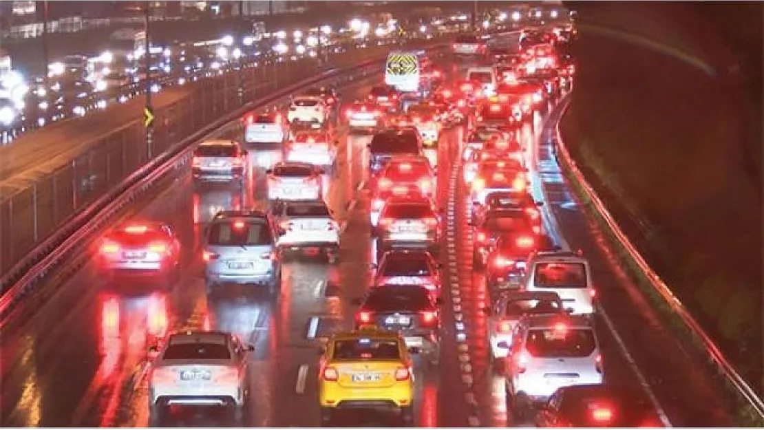 E-5'te akşam saatlerinde trafik durma noktasına geldi