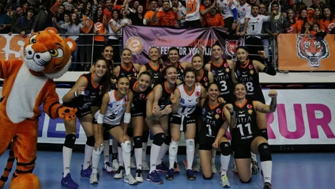 Eczacıbaşı, Vakıfbank'ı yenip liderliğe yükseldi