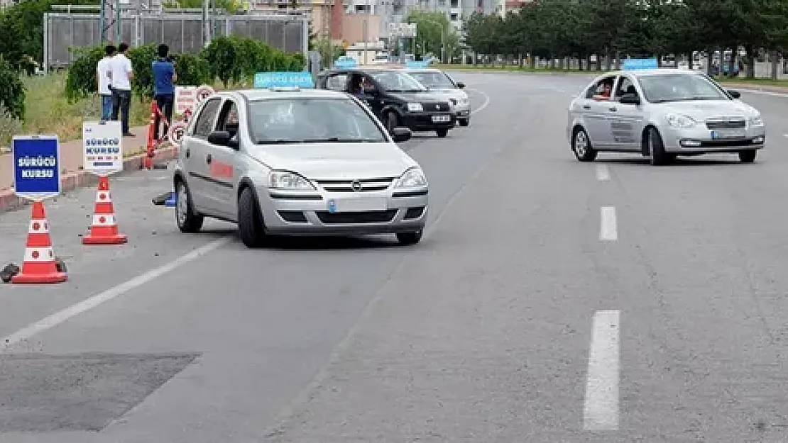 Ehliyette Skandal! Sürücü Kursu Sahibi Çeteyle Anlaşıp Sınavları Geçirmiş: 33 Bin TL'ye Belge