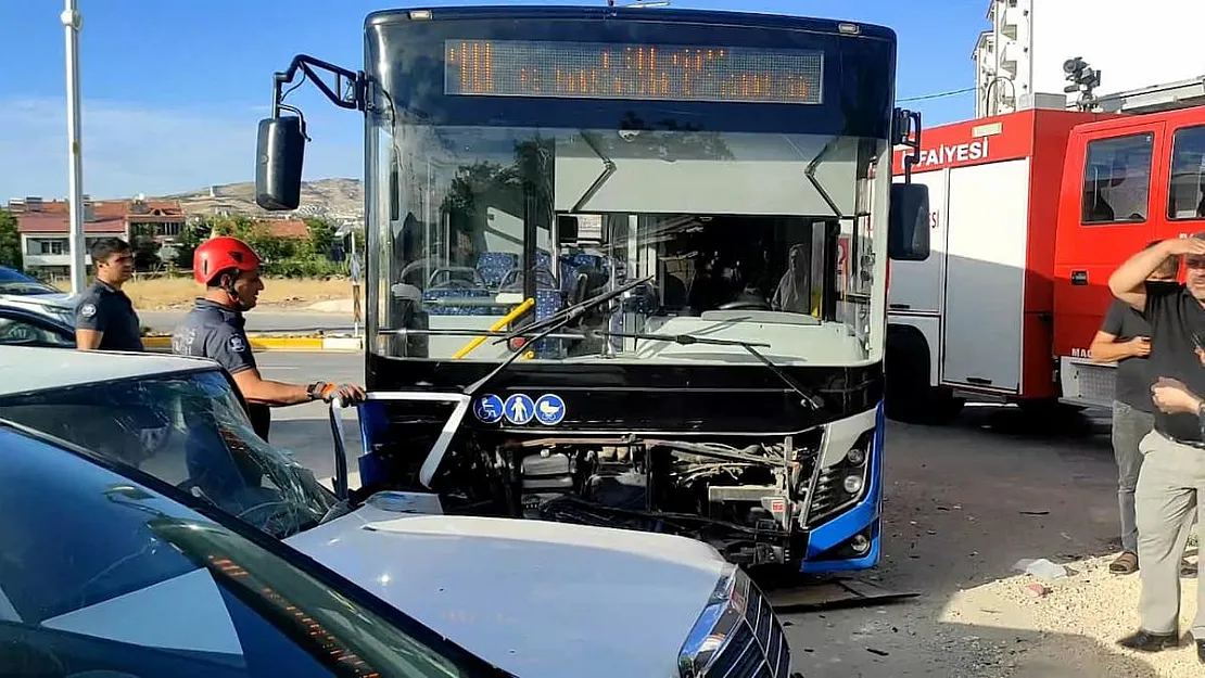 Elazığ'da Otobüsün Çarptığı 2 Otomobilde 5 Yaralı