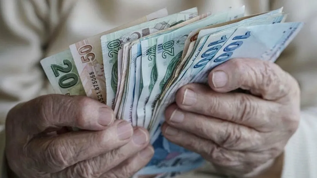 Emekli aylıklarının erken ödenmesi kararı! Bakanlık aylıkların erkenden hesaplarda olacağını açıkladı!