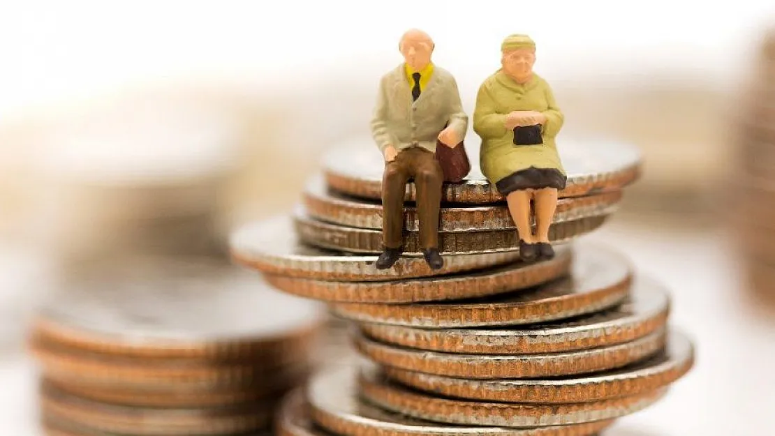 Emekliler karşılıksız 2.500 TL alacak! Bankalar sıraya girdi, promosyon tutarları belli oldu!