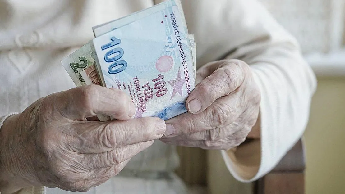 Emeklilere ikramiye müjdesi geldi! TBMM'de resmen onaylandı: Emekli olan herkese 55 gün sonra 1.100 TL yatırılıyor