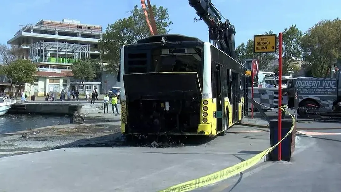 Eminönü'nde İETT Otobüsü Tramvaya Çarptı