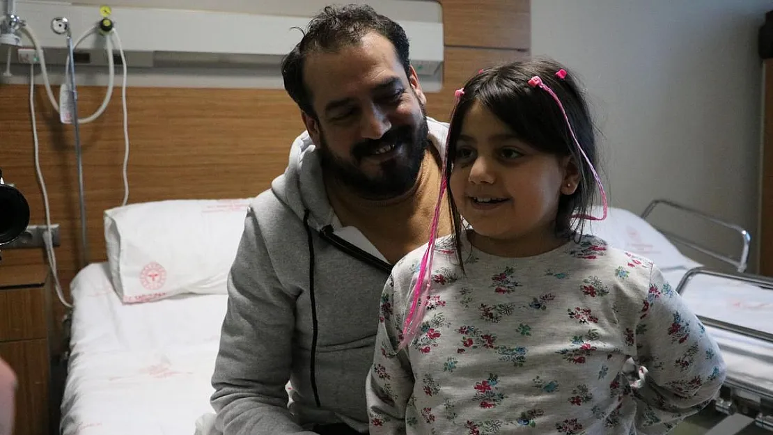 Enkaz altında kalan baba ve 8 yaşındaki kızının hayata tutunma oyunu mucizeye kapı araladı! 'Öleceğimizi hissettiğim anda ses geldi 'Çıkın hadi!'