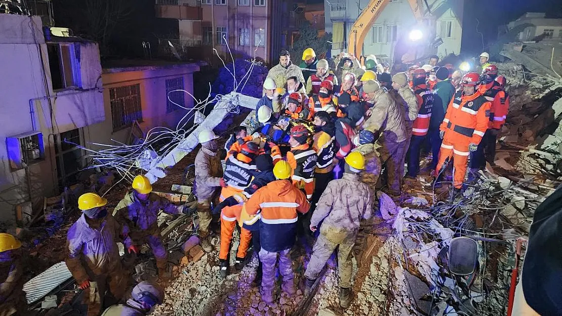 Enkaz altında mucize günleri başladı! Umutlar yeniden yeşerdi! Tarihe geçen enkazda en uzun süre yaşayanların hikayeleri…