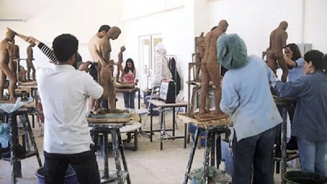 Erciyesi Üniversitesi 3 bin lira maaşla canlı model arıyor