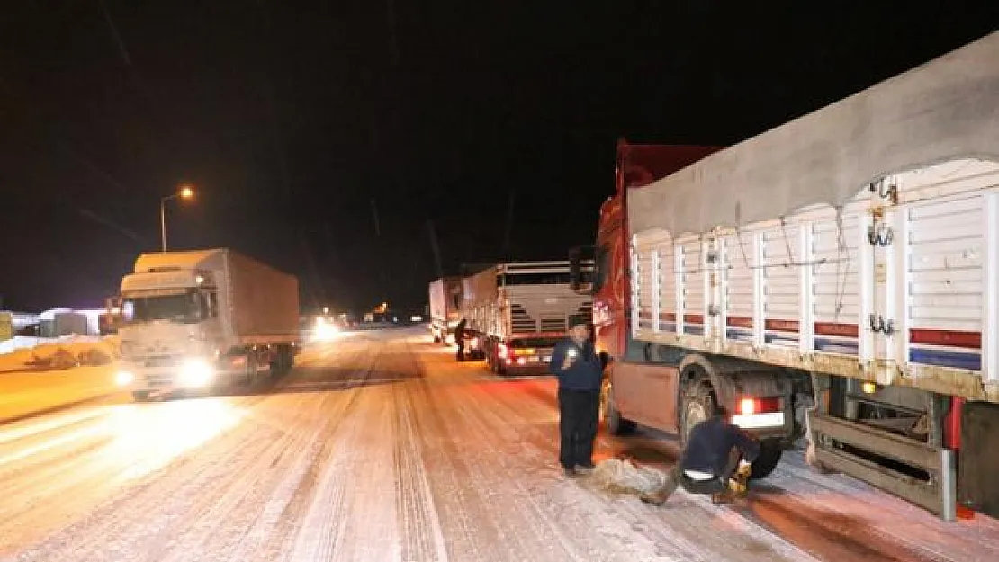 Erzincan'da ulaşıma kar ve tipi engeli