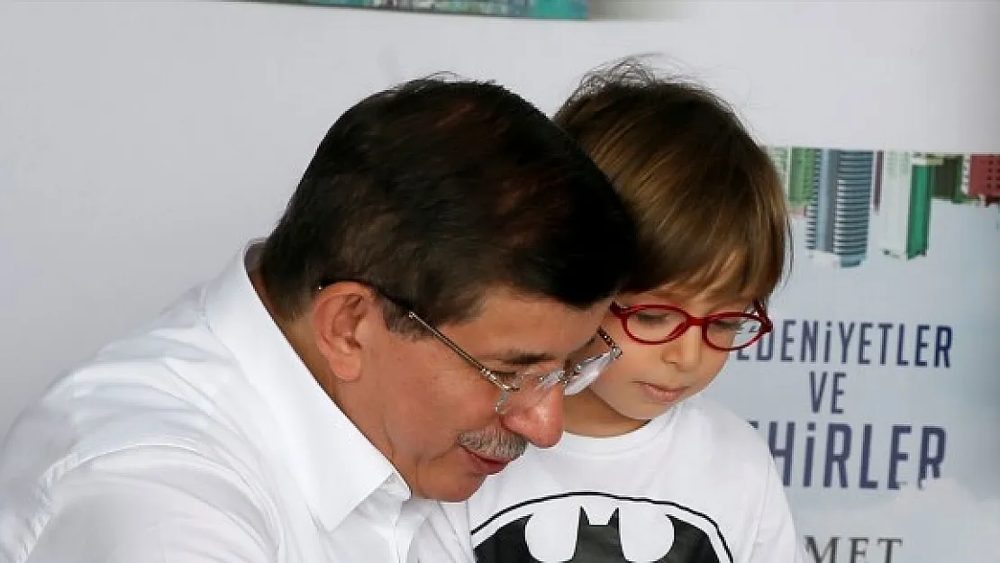Eski Başbakan Davutoğlu, kitabını imzaladı
