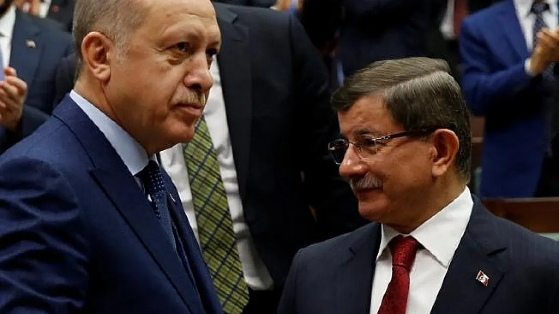 Eski Başbakan Davutoğlu'ndan Cumhurbaşkanlığı'na Eleştiri Yağmuru:  'Partimiz Dar ve Çıkarcı Bir Gruba Terk Edilemez'