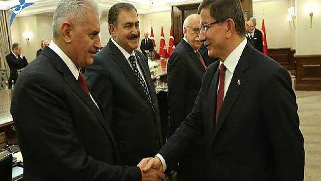 Eski Başbakan Davutoğlu'nun Yakın Çalışma Arkadaşları Görevden Alındı
