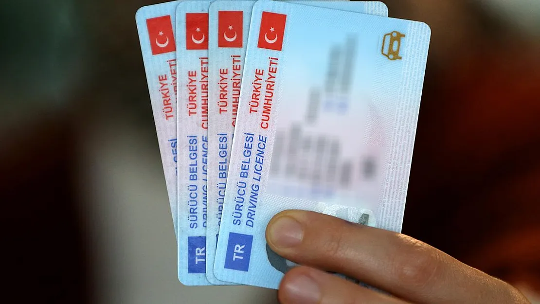 Eski Tip Ehliyet İçin Zaman Daralıyor: 15 TL Yerine 7.438 TL Ödemek İstemiyorsanız Bu Tarihi Kaçırmayın!