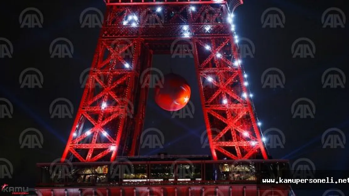 Eyfel Kulesi Türk bayrağının renkleriyle ışıklandırıldı.