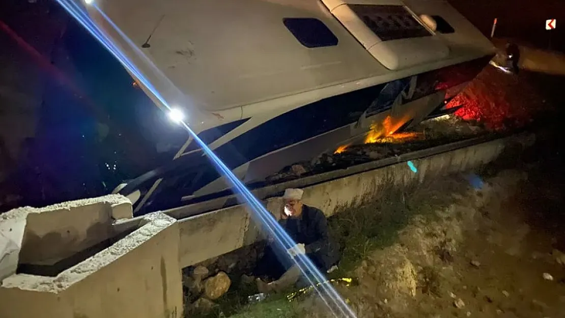 Facia gibi kaza! Dolu yolcu otobüsü şarampole devrildi! Çok sayıda kişi..