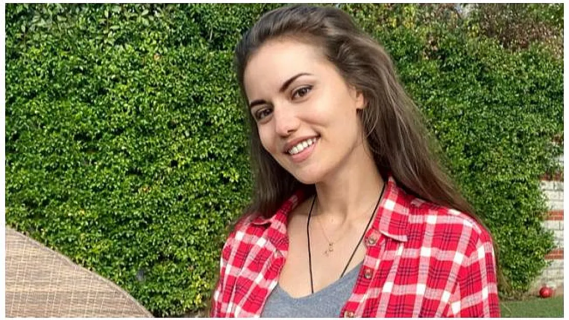 Fahriye Evcen gömleğinin üzerine unuttuğu etiketle poz verdi!