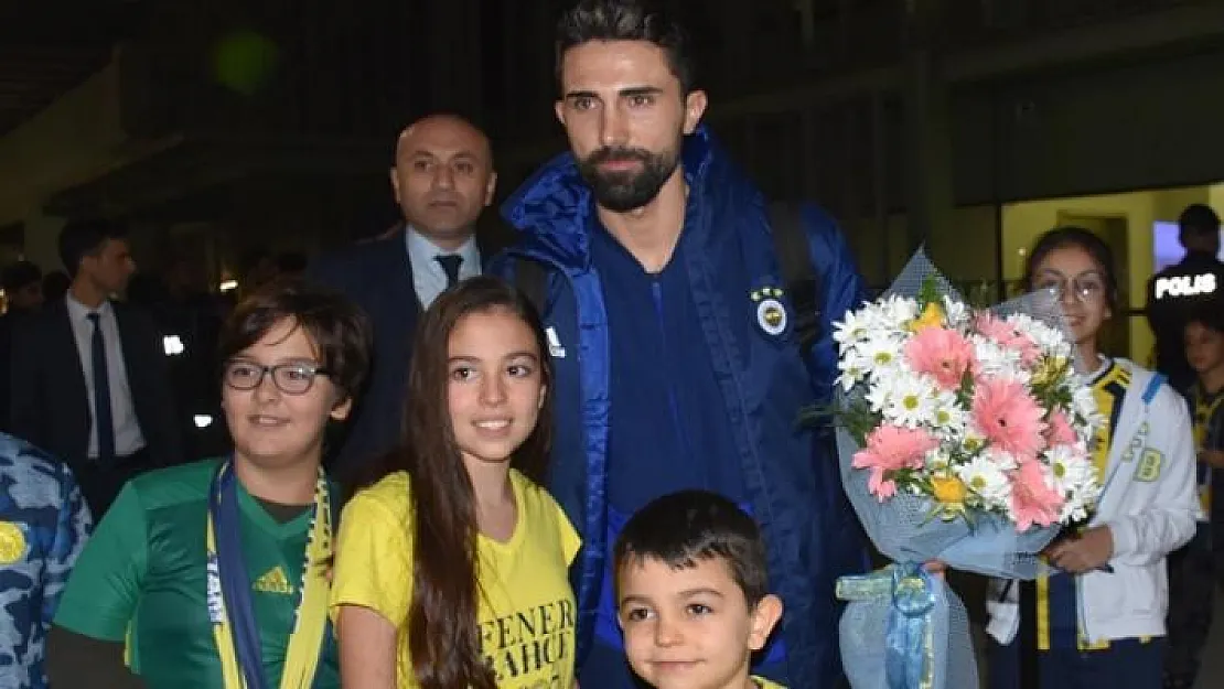Fenerbahçe, İzmir Adnan Menderes Havalimanı'ında çiçeklerle karşılandı