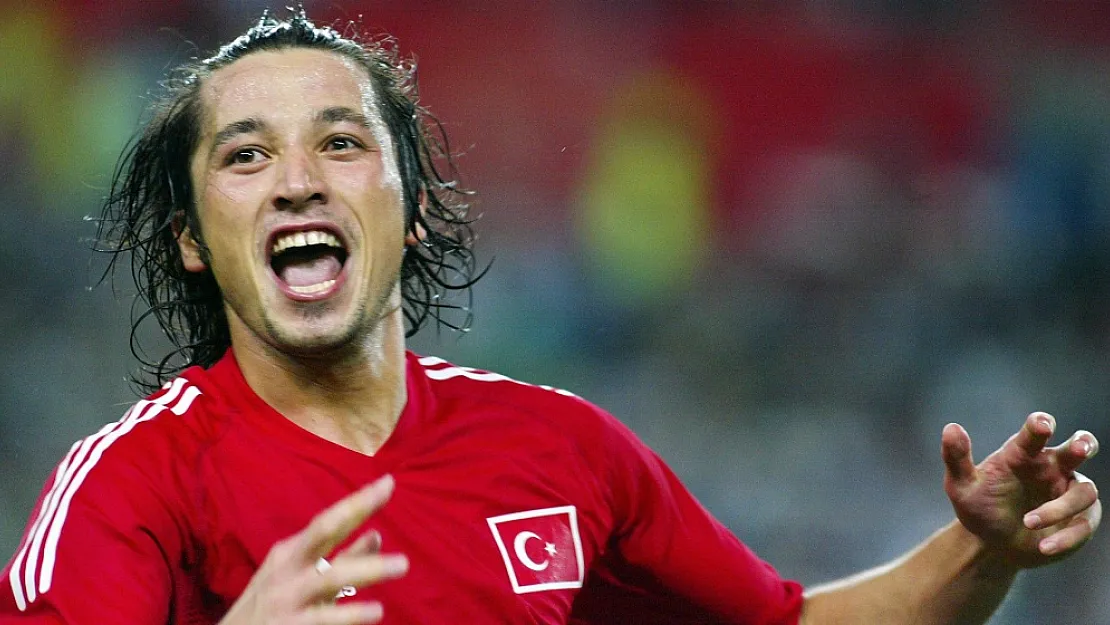 Futbolcu İlhan Mansız FIFA Dünya kupasında tarihinin son altın golünü attığı maçın formasını depremzedelere bağışladı!