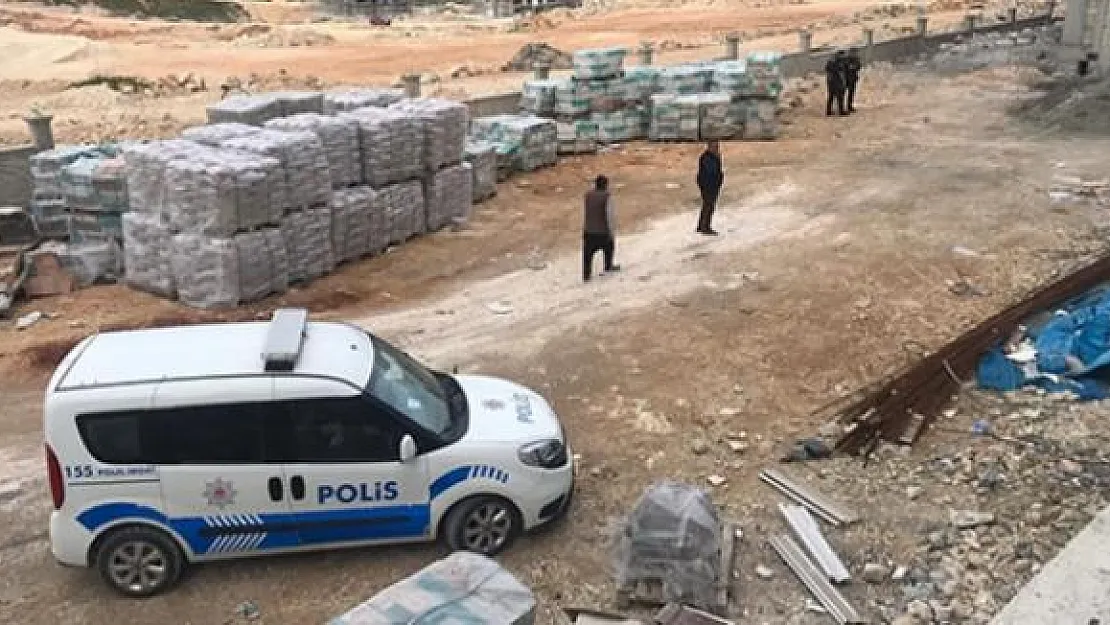 Gaziantep'te İntihar Girişimi! İki Lise Öğrencisi El Ele Tutuşup İnşaattan Atladı!
