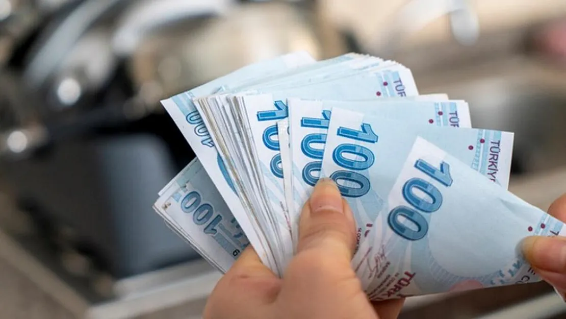 Gece yarısı emeklilere müjde verildi! Emeklilere bayram ikramiyesine telafi ödemesi: Maaş hesaplarına 1.750 TL yatırılmaya başlandı