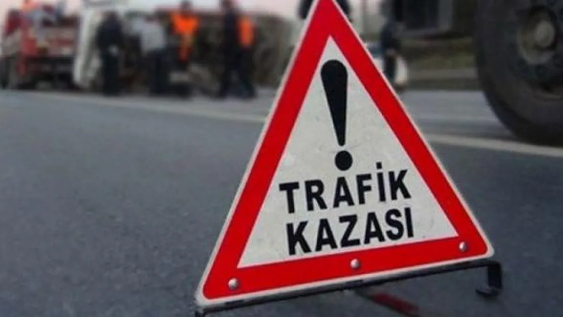 Gece yarısı feci kaza otomobil TIR'a çarptı:  Ölü ve yaralılar var!