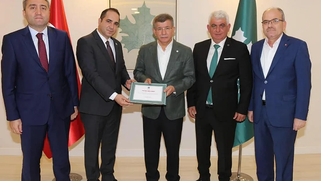 Gelecek Partisi İzmir'de bir adım daha attı: Davutoğlu'ndan İzmir İl Başkanı Onur Sivaslı'ya tam destek!