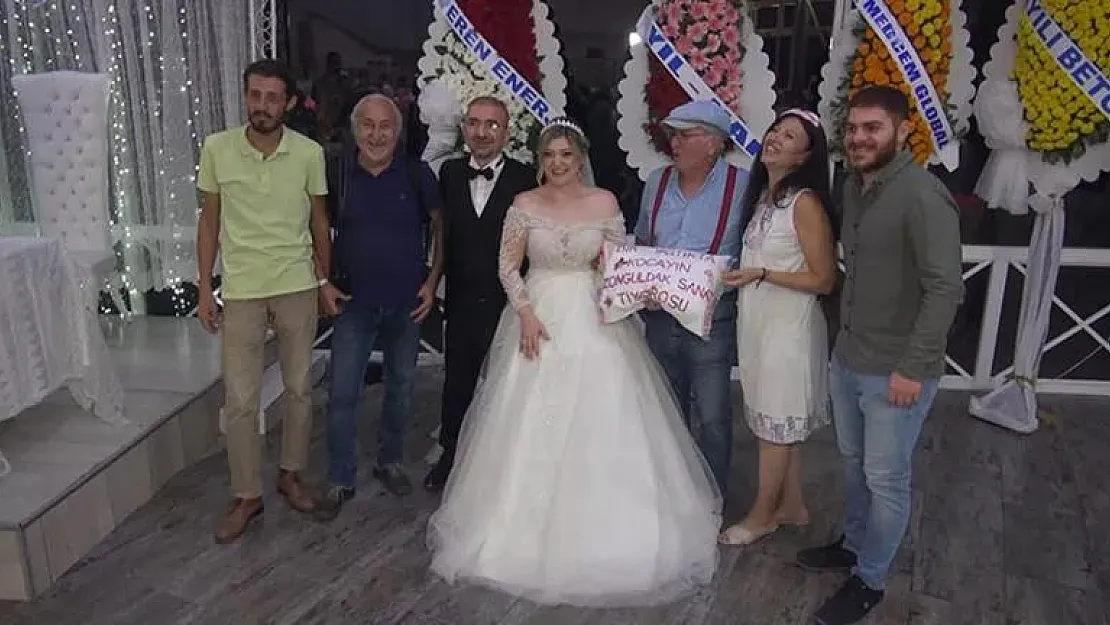 Geline düğün gününde şok: düğünde kocasının sevgilisinin hamile olduğunu öğrendi düğün salonu birden karıştı! Herkes birbirine girdi! Meğer…