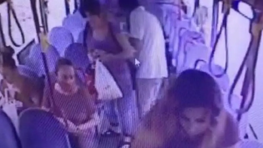 Genç kadın fermuarın açık olduğunu görünce şok oldu! Şoför hemen kapıları kapattı