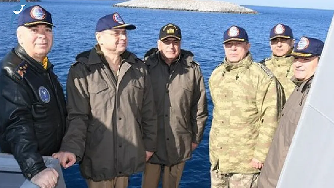 Genelkurmay Başkanı Kardak'a gitti ! Yunan botu önlemeye çalıştı