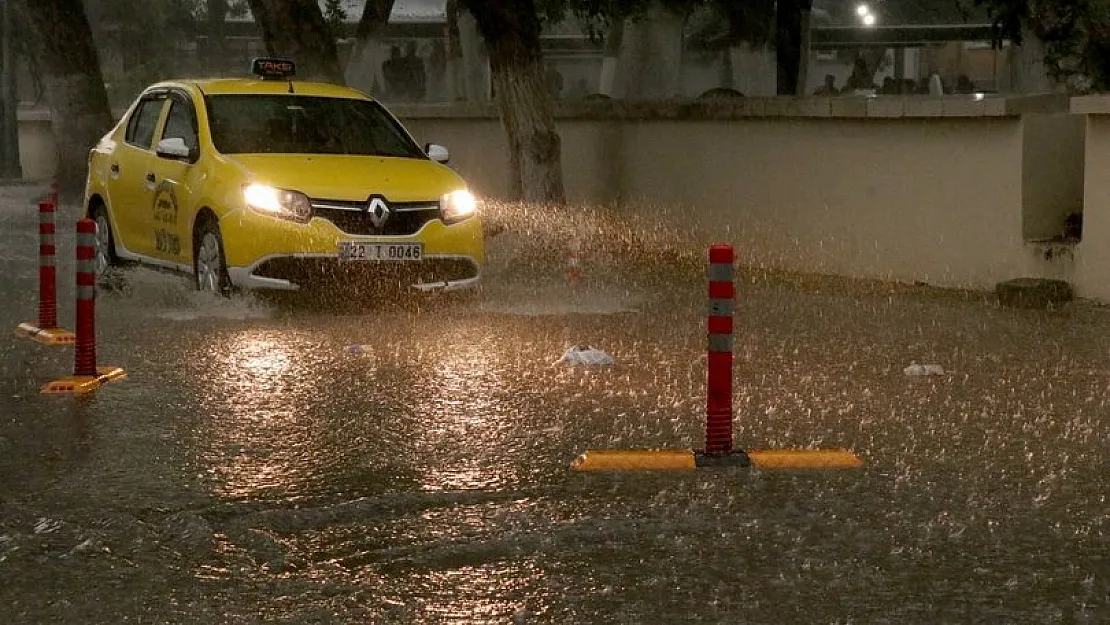 Gök delinmişçesine yağmur bastıracak! Meteoroloji acil koduyla bu akşam ve yarın için uyardı!