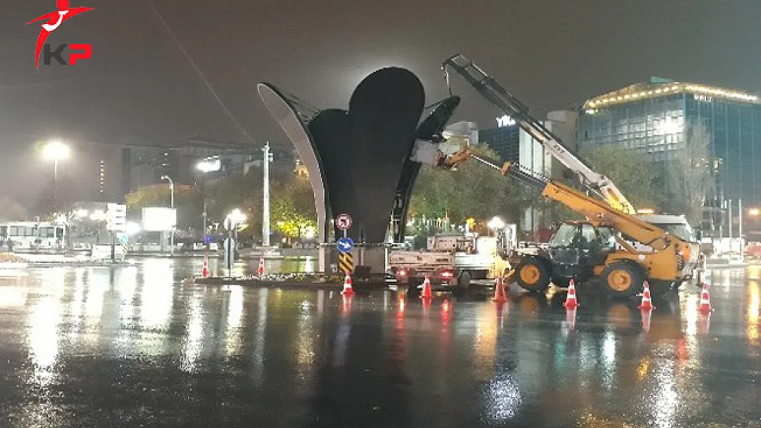 Gökçek'in Yaptırdığı Lale Heykeli de Kızılay Meydanından Kaldırıldı