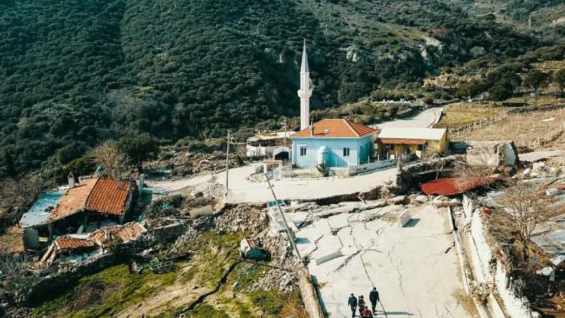 GÜNCELLEME - İzmir'de toprak kayması sonucu 12 ev tahliye edildi