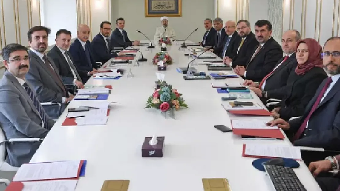 Hac Ve Umreye Gidecekler Dikkat! Diyanet Yeni Kararları Açıkladı!