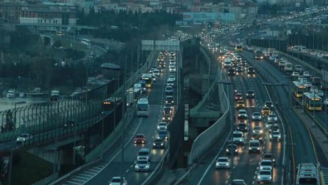 Haliç köprüsü'nde meydana gelen trafik kazası nedeniyle trafik durma noktasına geldi