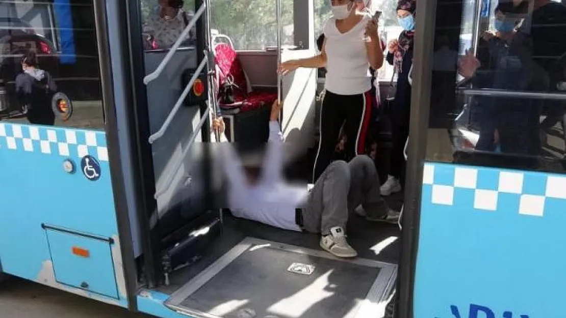 Halk otobüsünde gergin anlar! Otobüste koronavirüs şüphesi olan yolcu hastaneye kaldırıldı, diğer yolcular karantinada!