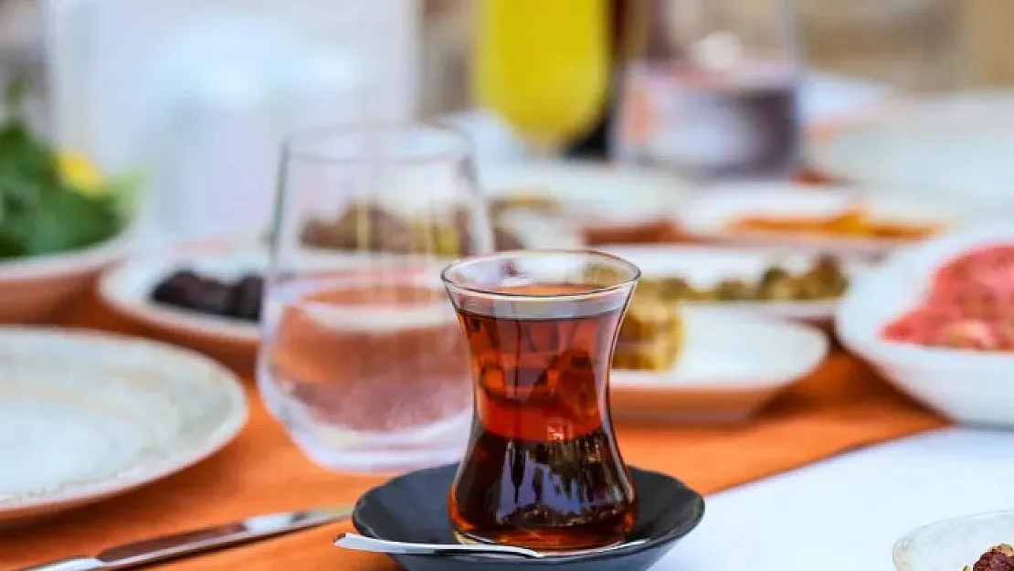 Herkes aynı hatayı yapıyor: Kahvaltıda çayın yanında sakın bunu tüketmeyin!