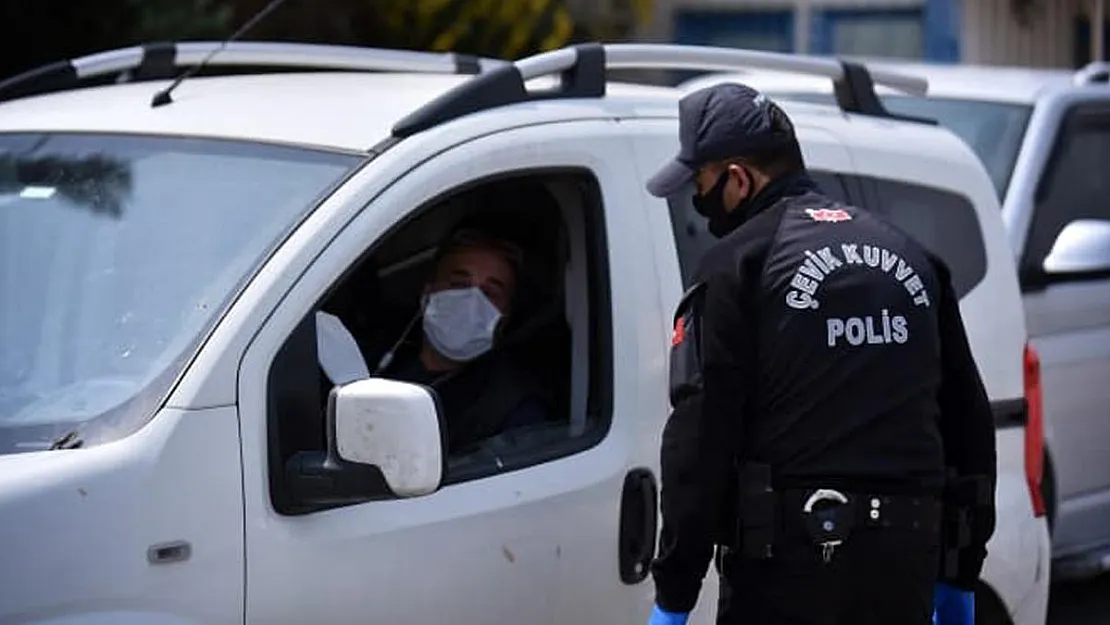 Herkesi ilgilendiriyor: Araba içinde maske kullanımı ile ilgili flaş karar!