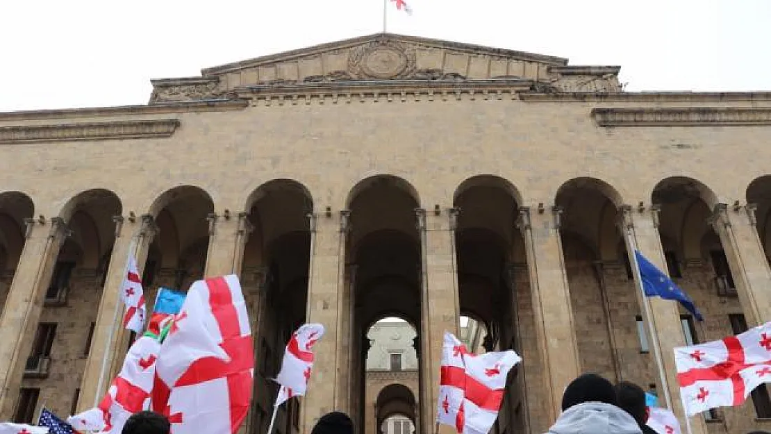 Hocalı Katliamı'nın Ermeni failinin heykeline protesto