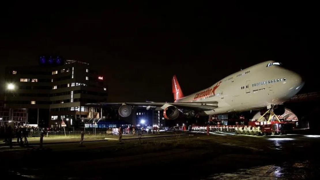 Hollanda'da otel bahçesine konulacak uçağın transferi tamamlandı