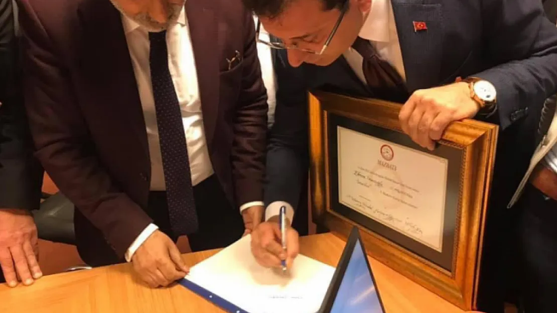 İBB Başkanı Ekrem İmamoğlu' Belediye Binasından Açıklama Yapıyor: &quotBu Mazbatayı 16 Milyon İstanbullunun Adına Alıyorum"