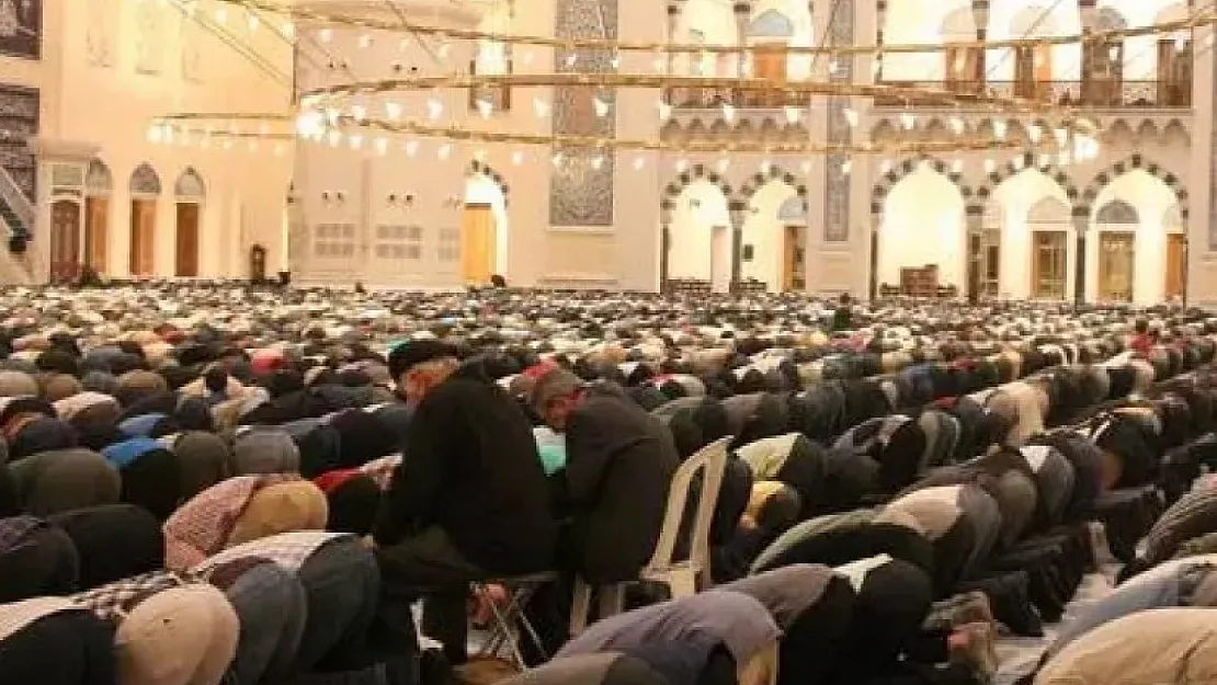 İl il bayram namazı takvimi belli oldu: Bayram namazı kaçta kılınacak? 81 il namaz takvimi